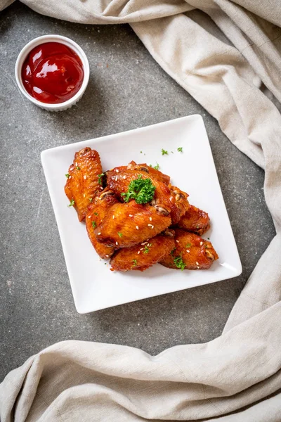 Beyaz susamlı ızgara tavuk kanadı.