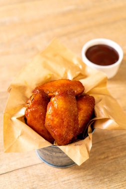 Barbekü tavuk kanadı sosu ile