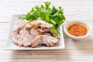 Soslu ve sebzeli haşlanmış balık sosu.