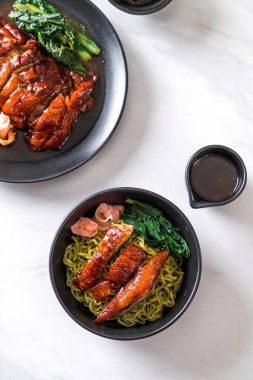 sebze erişte - Asya gıda tarzı ile kızarmış ördek