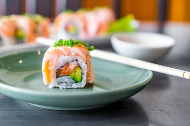 ızgara somon suşi roll - Japon gıda tarzı