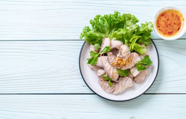 Soslu ve sebzeli haşlanmış balık sosu.