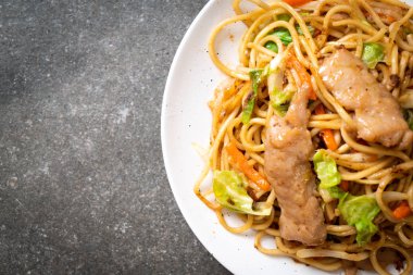 tavada kızartılmış yakisoba noodle pork - Asya gıda tarzı ile