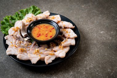 Soslu ve sebzeli haşlanmış balık sosu.