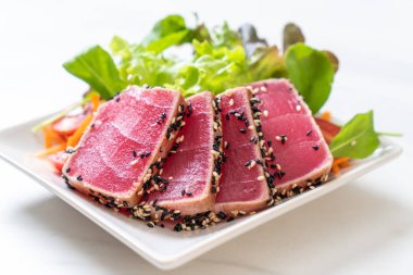 Taze ton balığı ve sebze salatası. Sağlıklı yemek.