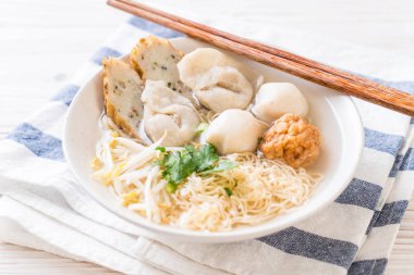 erişte çorbası - Asya gıda tarzı balık top ile