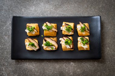 Shitake Mantarlı ızgara Tofu ve Altın İğne Mantarı - sağlıklı, vejetaryen veya vejetaryen yemek tarzı