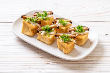 Shitake Mantarlı ızgara Tofu ve Altın İğne Mantarı - sağlıklı, vejetaryen veya vejetaryen yemek tarzı