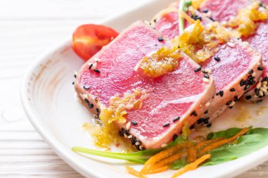 Taze orkinos ile baharatlı salata sosu - ham sağlıklı gıda