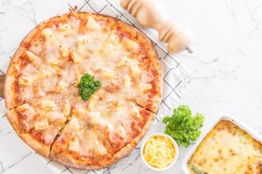 Tablo - İtalyan yemeği stil Hawai pizza