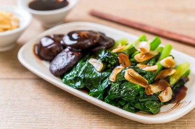 Sarımsaklı istiridye soslu kızarmış Hong Kong Kale heyecan