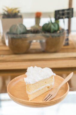 Hindistan cevizli kek ahşap plaka üzerinde