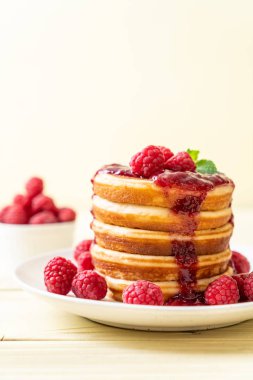 Taze ahududu ve frambuaz sos ile gözleme