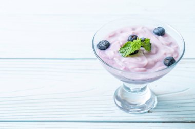 Taze yaban mersinli ev yapımı yoğurt