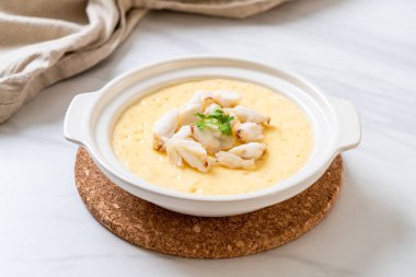 Çiğ yengeçli haşlanmış yumurta.