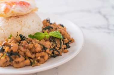 fesleğen pilav ve kızarmış yumurta - Tay geleneksel gıda tarzı ile tavada kızartılmış domuz eti