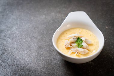 Çiğ yengeçli haşlanmış yumurta.