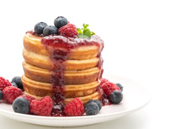 Taze ahududu ve beyaz arka plan üzerinde izole yaban mersini ile gözleme