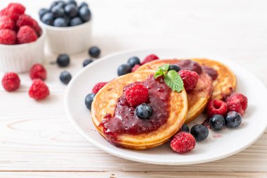 Taze ahududu ve yabanmersinli gözleme.