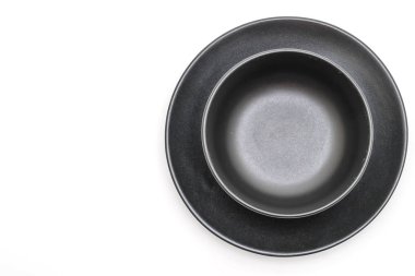 boş siyah plaka ve beyaz arka plan üzerinde izole kase