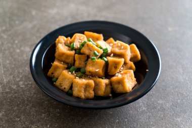 Susam - sağlıklı ve vegan gıda tarzı ile bir kase içinde kızarmış Tofu