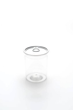 Boş plastik kavanoz beyaz arkaplanda izole edildi