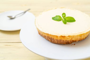 Ahşap zemin üzerine nane ile ev yapımı cheesecake