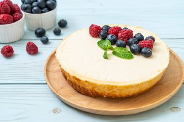 Ev yapımı cheesecake taze ahududu ve yaban mersini ile