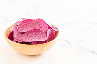 tatlı patates cipsi masada