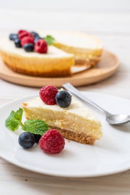 Ev yapımı cheesecake taze ahududu ve yaban mersini ile