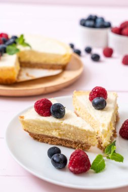 Ev yapımı cheesecake taze ahududu ve yaban mersini ile