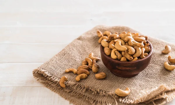 Kavrulmuş kaju fıstığı kasede