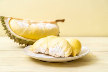 Ahşap zemin üzerinde taze Durian meyvesi