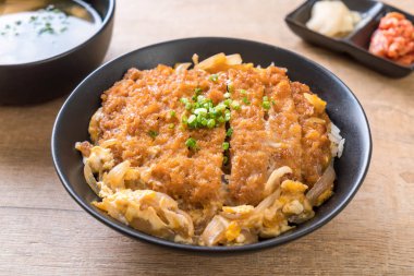 Kızarmış domuz pirzolası kasesi (Katsudon) - Japon yemek tarzı