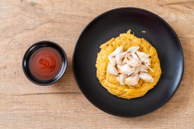 omlet Yengeç eti ve chili sos ile