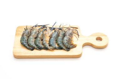 Beyaz arka plan üzerinde izole kesme tahtası üzerinde taze mavi karides