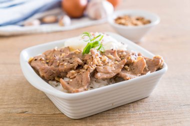 yumurta - Asya gıda tarzı ile tepesinde pirinç Sarımsak soslu tavada kızartılmış domuz eti