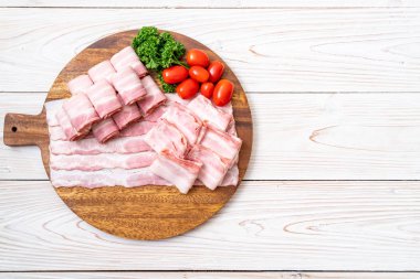 Ahşap tahta üzerinde çiğ domuz pastırma dilimlenmiş