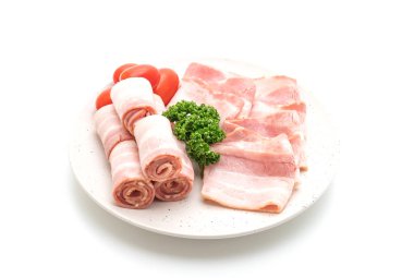 Dilimlenmiş domuz pastırması beyaz arka planda izole edilmiş.