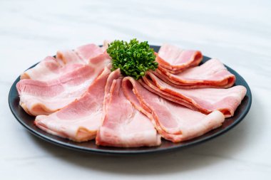 Çiğ domuz pastırma tabağa dilimlenmiş