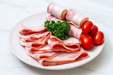 Çiğ domuz pastırma tabağa dilimlenmiş