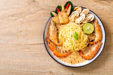 Baharatlı karides spagetti makarna (Tom Yum Goong) - İtalyan Füzyon gıda tarzı