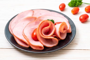 tabağa dilimlenmiş jambon füme