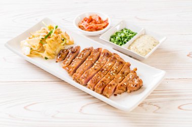 sebze - Asya tarzı ile dilimlenmiş domuz biftek ızgara