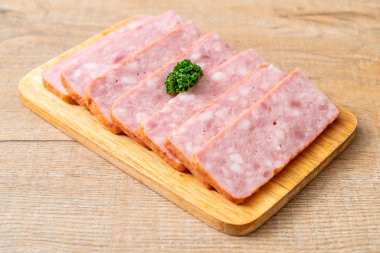 dilimlenmiş taze çiğ pastırma Barbekü