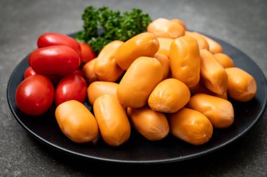 domuz eti kokteyl sosisi plaka üzerinde