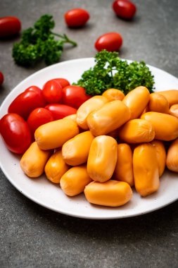 domuz eti kokteyl sosisi plaka üzerinde