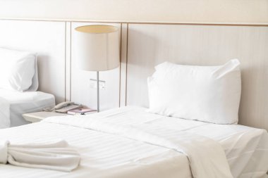 Otel yatak odası iç dekorasyonda yatak üzerinde rahat yastık