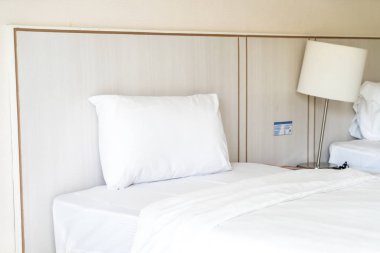 Otel yatak odası iç dekorasyonda yatak üzerinde rahat yastık
