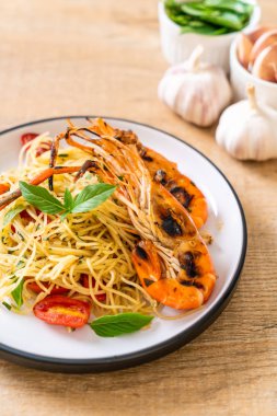 ızgara karides ve domates - İtalyan Füzyon gıda tarzı ile tavada kızartılmış spagetti